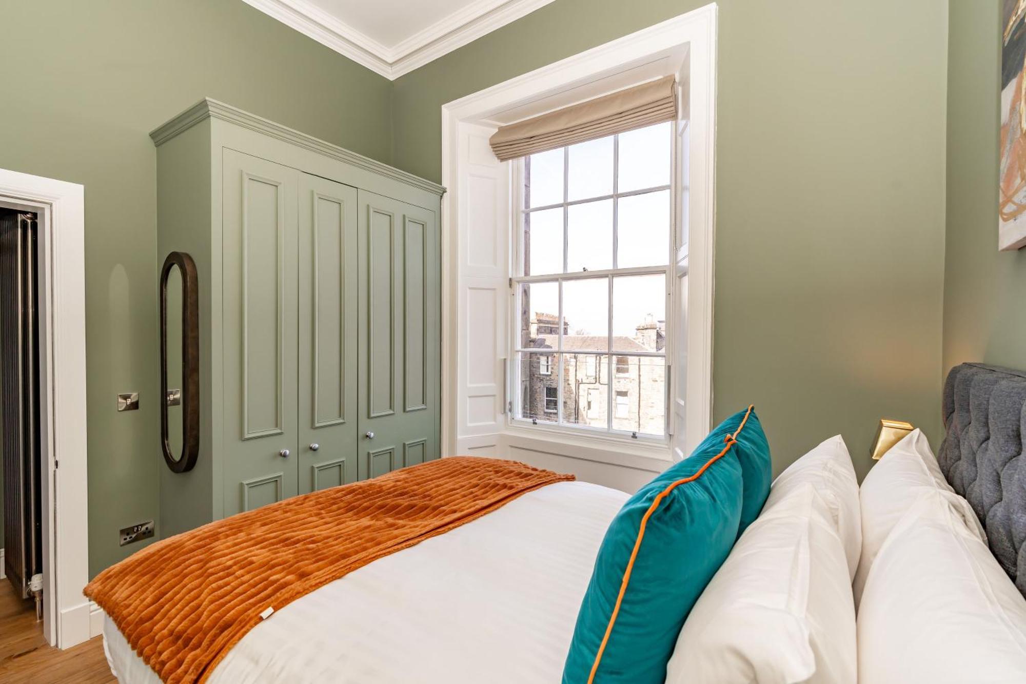 Dragon Suites Luxury Apartments At 9 Albyn Place Edinburgh Exterior photo