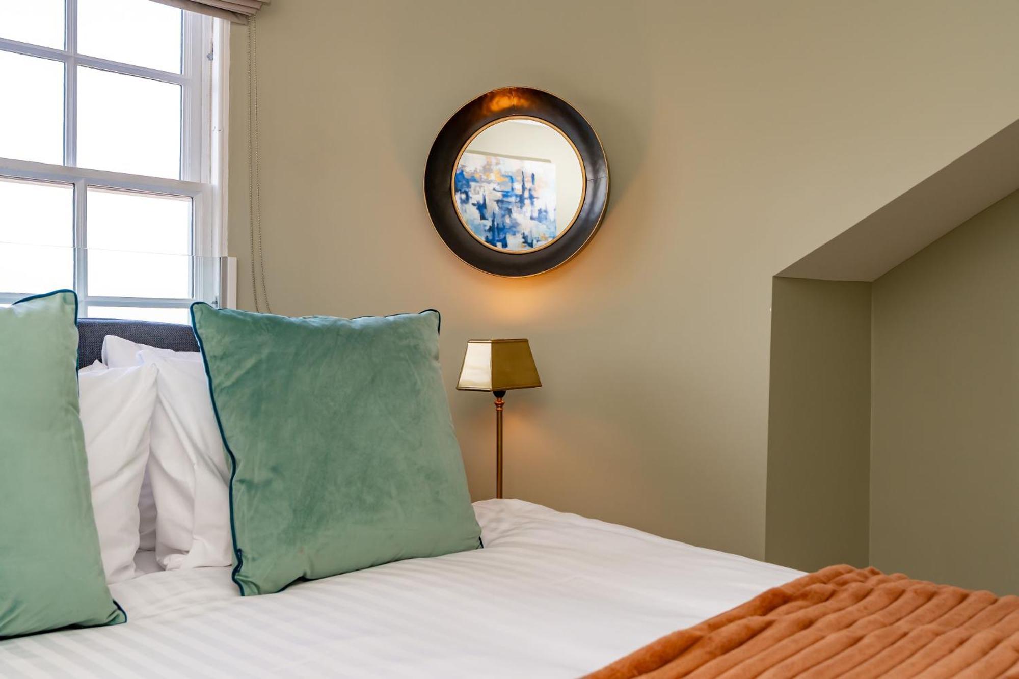 Dragon Suites Luxury Apartments At 9 Albyn Place Edinburgh Exterior photo